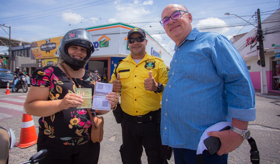 Blitz educativa flagra irregularidades no trânsito em Arapiraca