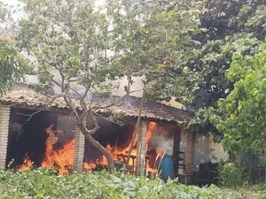 Bombeiros combatem incêndio em residência, na cidade de Coité do Nóia