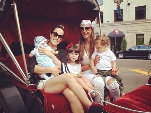 Fernanda Pontes e Flávia Sampaio posam com os filhos em NY