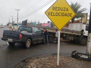 Acidente entre picape e caminhão é registrado na AL-220