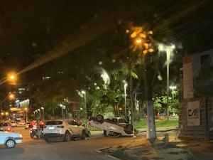 Após colisão, carro capota e deixa feridos na Praça do Skate, em Maceió