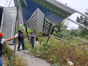 Prefeitura remove placa de publicidade que estava prestes a cair em rua na Cambona