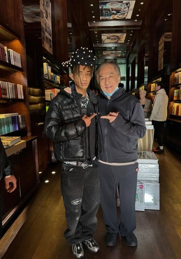Jaden Smith compartilha foto de encontro com Jackie Chan e fãs vão à loucura