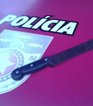 Polícia prende acusado de tentar matar jovem com vários golpes de facão