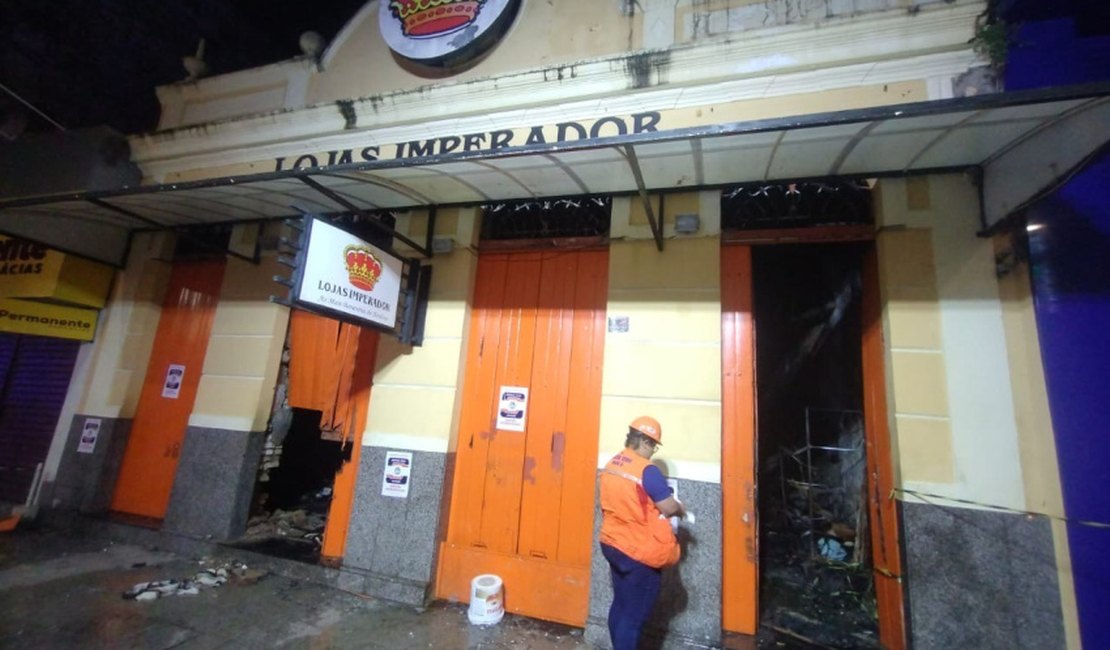 Defesa Civil interdita loja atingida por incêndio no Centro de Maceió