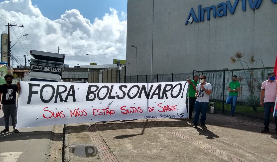 Ato em frente à Almaviva, em Maceió, pede a saída de Bolsonaro