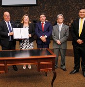 Prefeita de Porto Calvo firma convênio com TJ/AL para implantar Moradia Legal