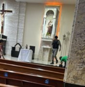 Vídeo flagra momento que homem esfaqueado invade igreja e interrompe missa