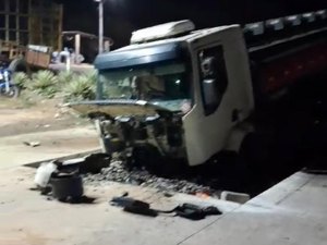 [Vídeo] Carreta cai em buraco de pista em Novo Lino