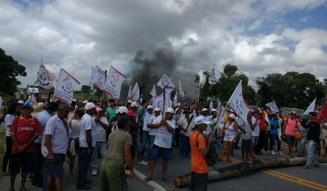 Manifestantes bloqueiam rodovias alagoanas contra pedido de prisão de Lula