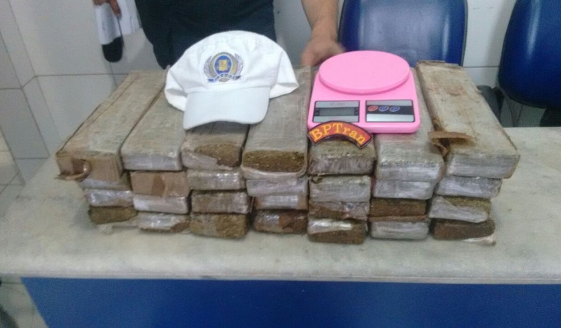 Após abordagem, polícia apreende 26 kg de maconha em Maceió
