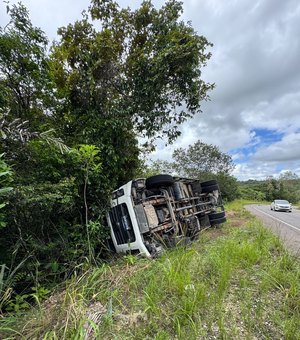 Carreta tomba e deixa três pessoas feridas no município de Penedo