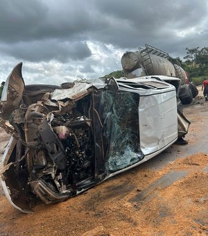 Colisão entre três carros e carreta causa ﻿derramamento de óleo em Teotônio Vilela