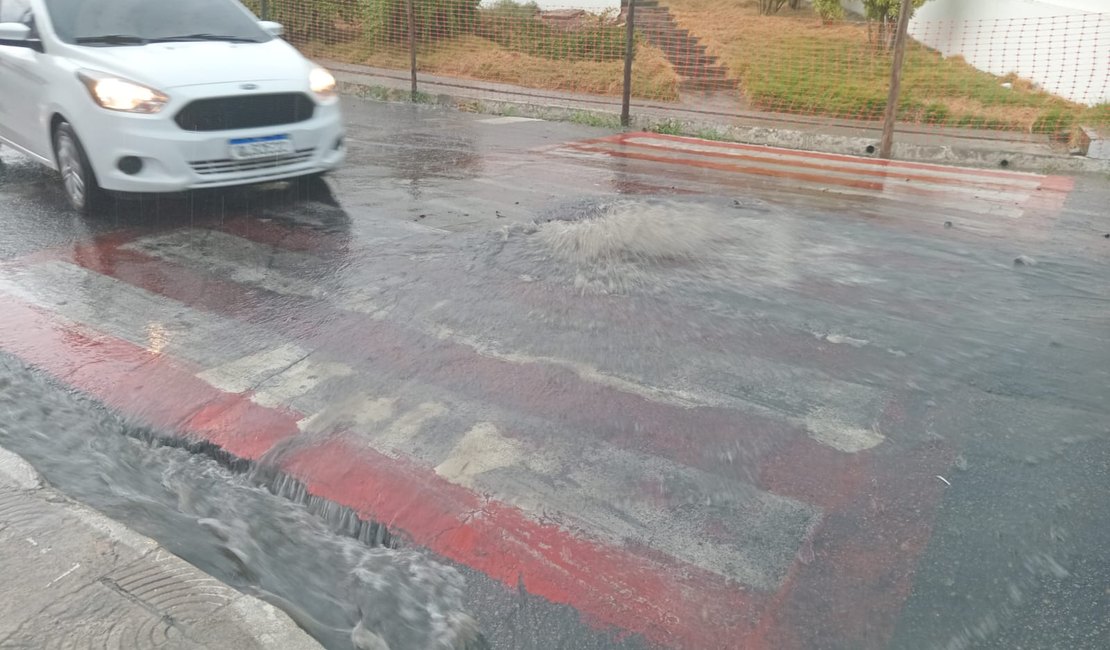 [Vídeo] Temporal provoca alagamentos em vários pontos no Centro de Arapiraca