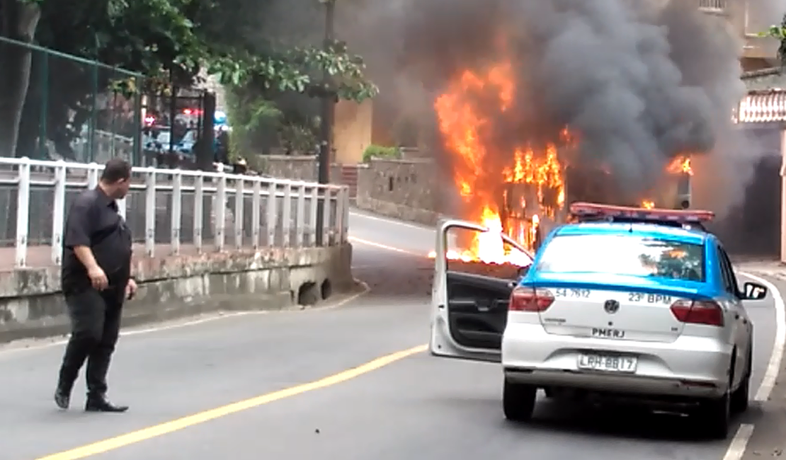 Ônibus é incendiado em protesto na Av. Niemeyer, Rio