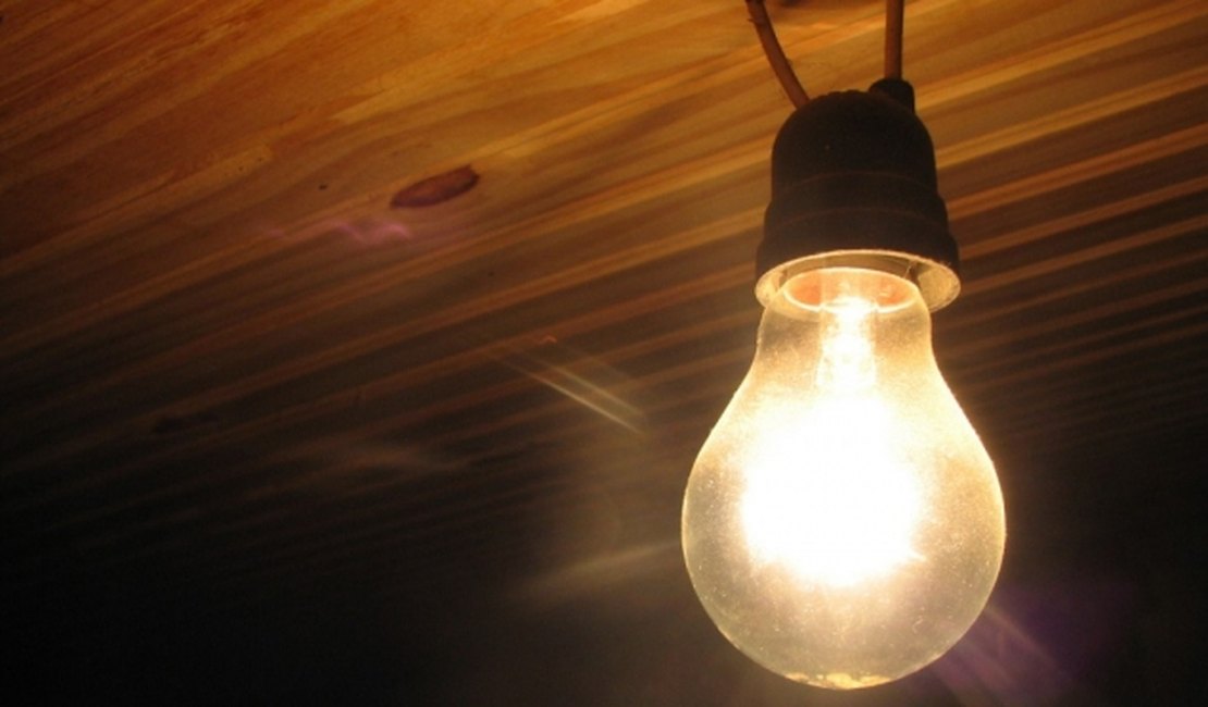 Cobrança extra na conta de luz continua em agosto, diz Aneel