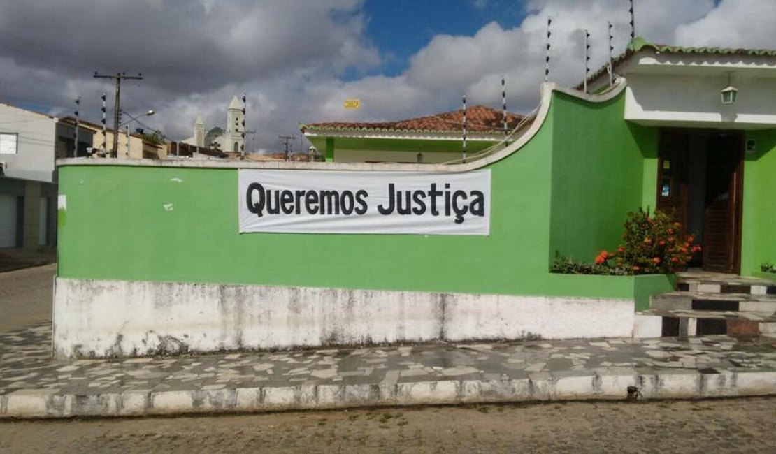 Faixa colocada em muro da casa de Neguinho Boiadeiro pede justiça
