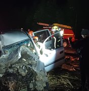 Homem fica preso às ferragens após acidente entre carro e ônibus escolar em Alagoas