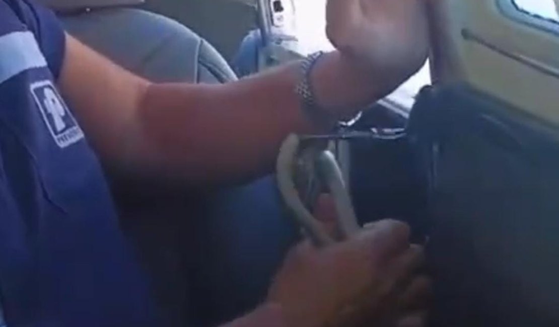 [Vídeo]: Porta de avião bimotor se abre durante voo para Maceió