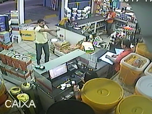 Assaltante ameaça vendedores e rouba dinheiro de estabelecimento no Poço