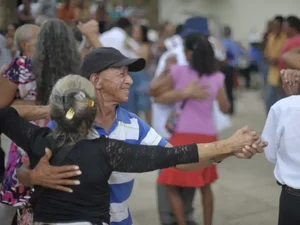 Expectativa de vida no país sobe para 76,6 anos, a maior já registrada