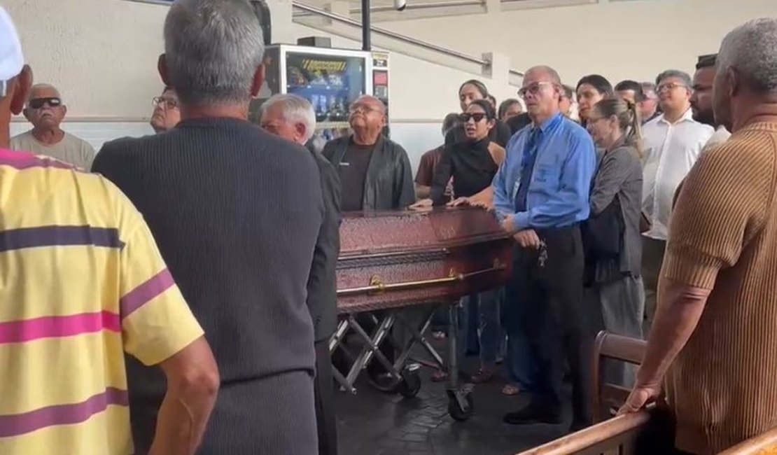 Corpo de policial civil morto dentro de viatura é enterrado sob comoção em Sergipe