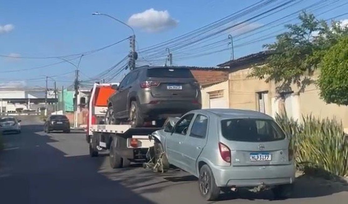 Colisão entre dois carros é registrada no bairro Santa Esmeralda, em Arapiraca