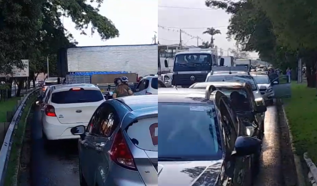 Carreta atola e causa congestionamento na Av. Durval de Góes Monteiro