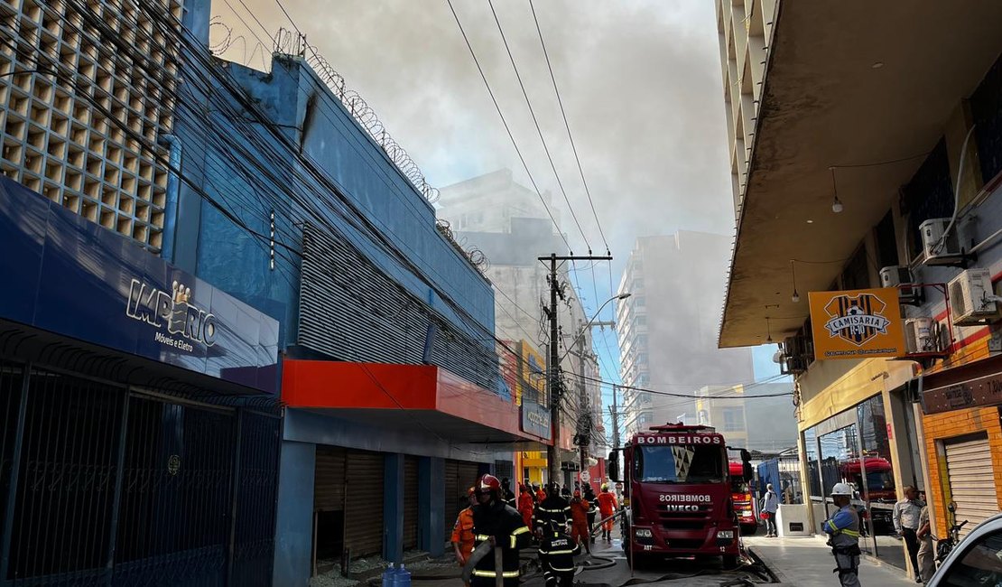 Comércio funciona normalmente após incêndio em loja