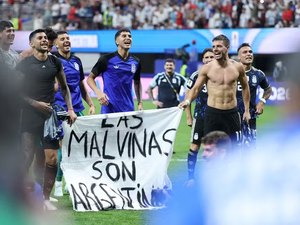 Fifa abre investigação contra Argentina por faixa das Malvinas e agressões na final da Copa