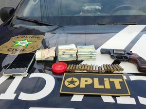 Oplit participa de operação que prendeu homem com revólver e dinheiro no Jacintinho