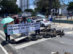 Em greve, trabalhadores do Veredas voltam a bloquear parte da Av. Fernandes Lima