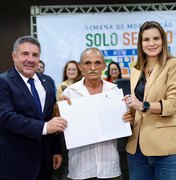 Prefeita Ceci entrega 19 títulos de propriedade pelo Programa Moradia Legal em Atalaia