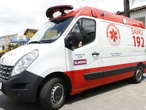 Cães seguem ambulância e esperam dono ser atendido em hospital
