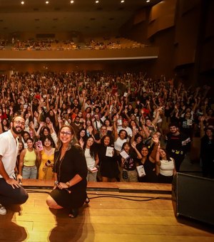 Raphael Montes arrasta multidão e anuncia Jantar Secreto no exterior