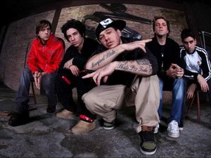 Filho de Chorão anuncia volta do Charlie Brown Jr. no aniversário de SP