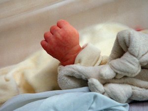 Mulher é presa tentando levar bebê recém-nascido de maternidade