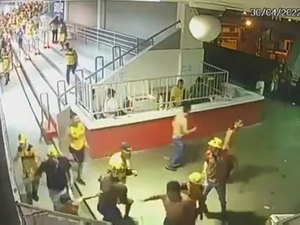 Torcedores do Sport são flagrados tentando derrubar portão do Estádio Rei Pelé
