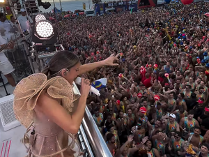 Cantora Cláudia Leitte arrasta multidão na véspera da Emancipação Política de Arapiraca