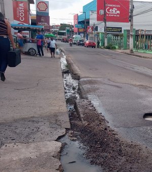 Vazamento de água é registrado na Rua 15 de Novembro, no Centro de Arapiraca