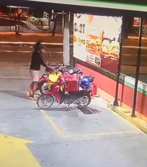 [Vídeo] Entregador é furtado enquanto aguardava pedido na Av. Fernandes Lima