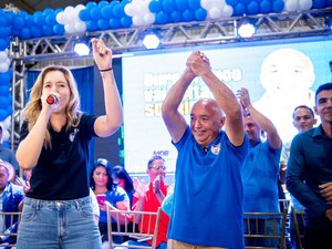 Candidato a prefeito de Ouro Branco, Atevaldo Cabral anuncia, ao lado de Cibele Moura, campanha sem fogos barulhentos