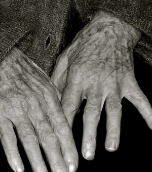 Idosa de 98 anos fica presa sob corpo da filha por pelo menos 4 dias