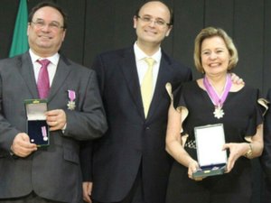 Luciano Barbosa recebe medalha pelos avanços na Educação em Alagoas