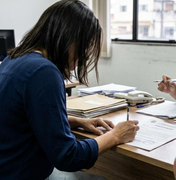 Pai de vítima de estupro é denunciado por importunação sexual após procurar ajuda para a filha