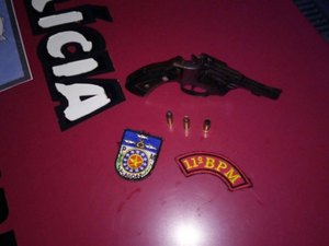 Jovem é preso com arma pela Polícia Militar