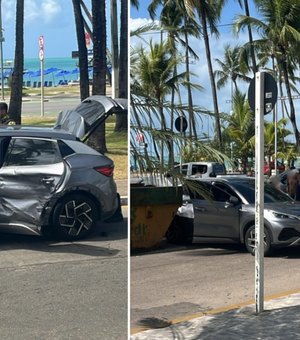 ﻿Batida entre carros provoca transtornos ﻿orla da Ponta Verde; mulher teria ficado ferida