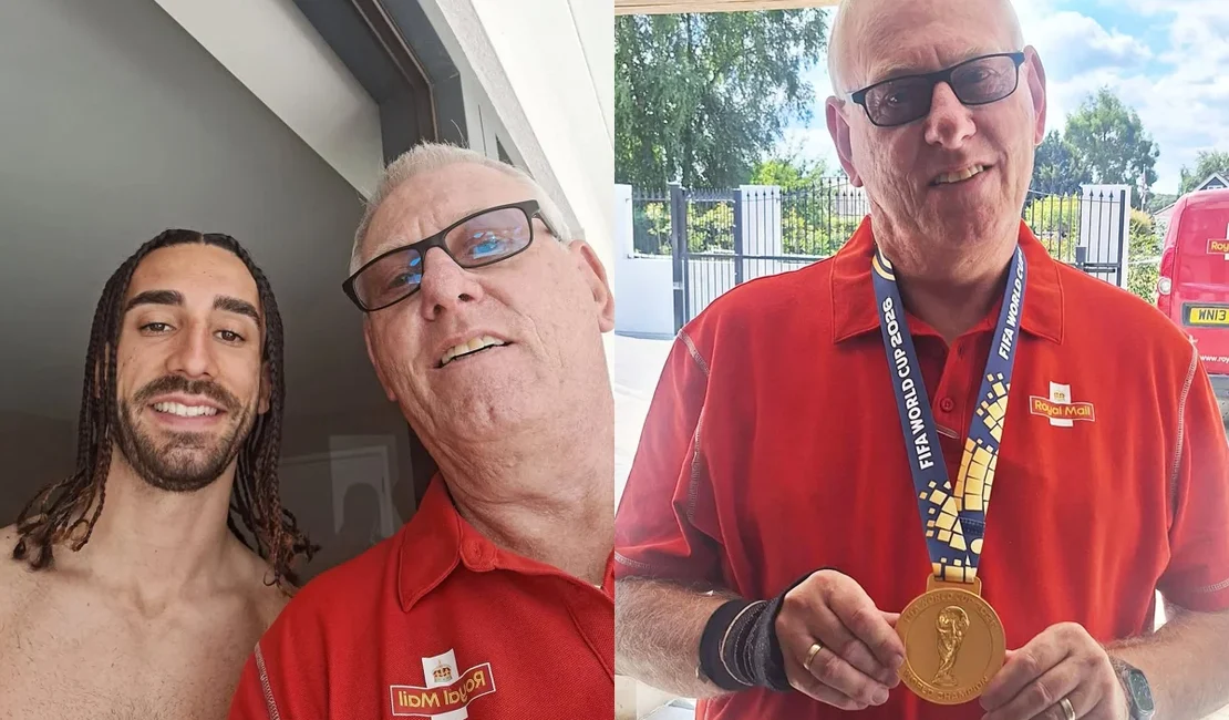 Carteiro posa com medalha da Copa do Mundo após fazer entrega a Cucurella