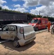 Colisão entre carros na AL-220 deixa duas pessoas feridas em Arapiraca
