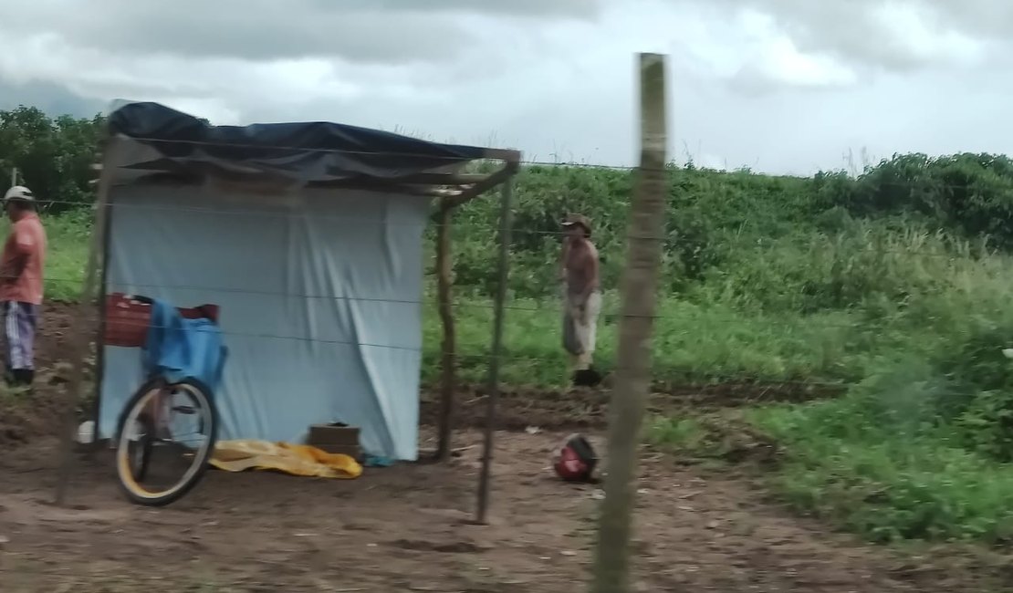 Terreno com obra inacabada de Estação de Tratamento de Esgoto vira acampamento de sem-terra
